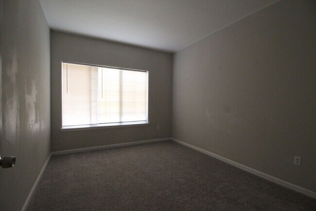 Building Photo - Long Realty & Property Management - 3 Bedroom Condo in Gated Community with Amenities