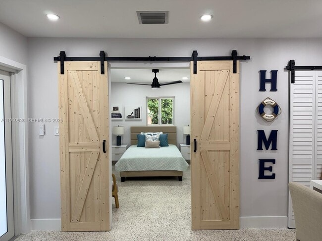 Building Photo - 219 S Bay Harbor Dr