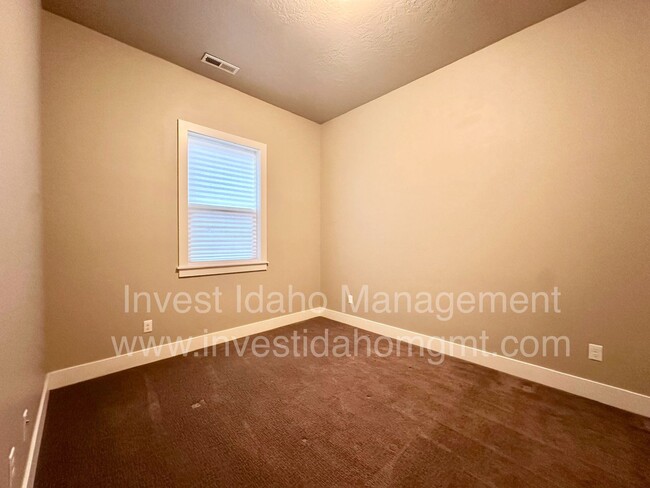 Building Photo - Rarely available in the most preferred Riv...