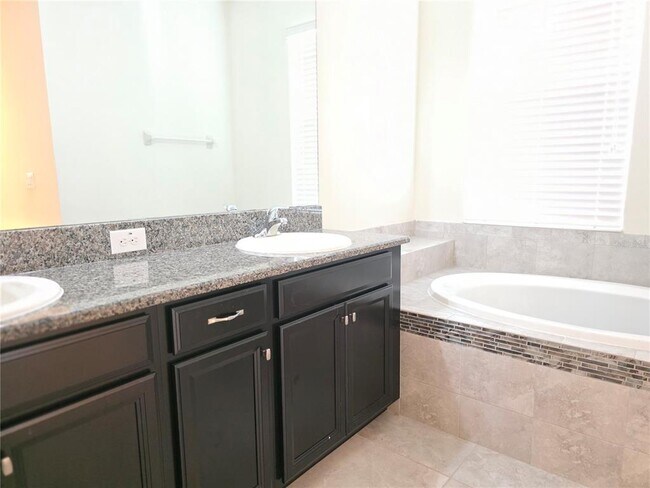 Building Photo - 17545 Buckingham Garden Dr