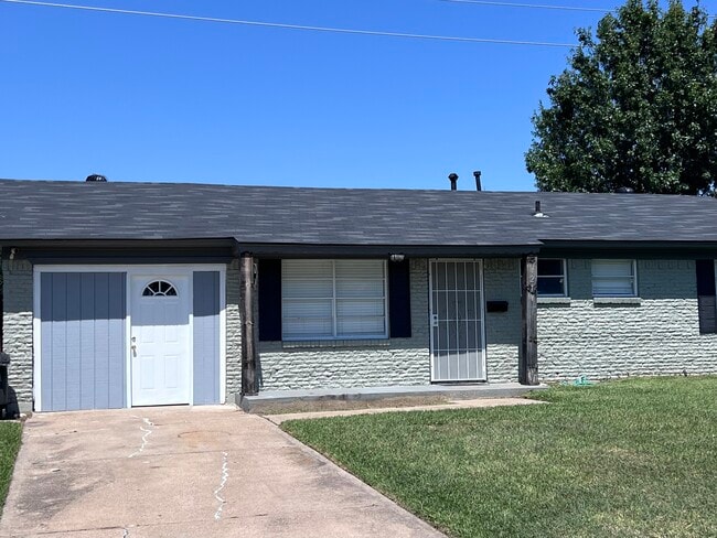 Building Photo - 421 W Grubb Dr