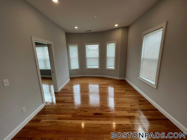 Building Photo - 126 Cross St