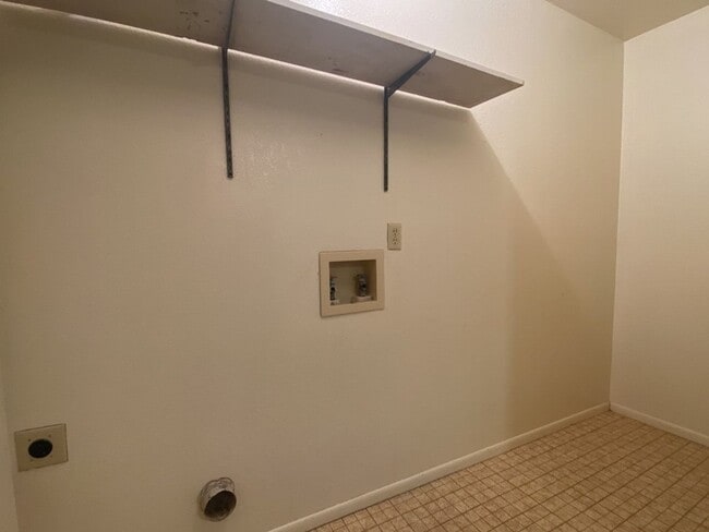 Building Photo - Large 2 bedroom 1.5 bath condo - Available Now!