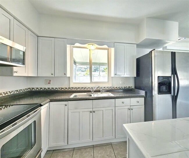 Building Photo - 5520 Hobson St NE