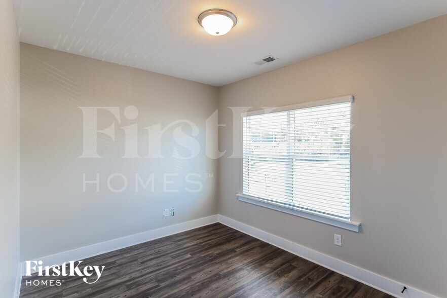 Building Photo - 2762 Village Pl