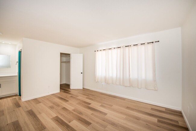 Building Photo - Remodeled Townhome