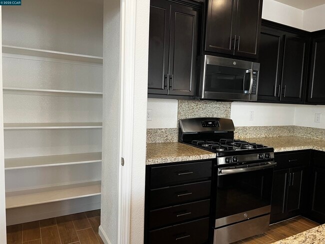 Building Photo - 742 Iris Dr