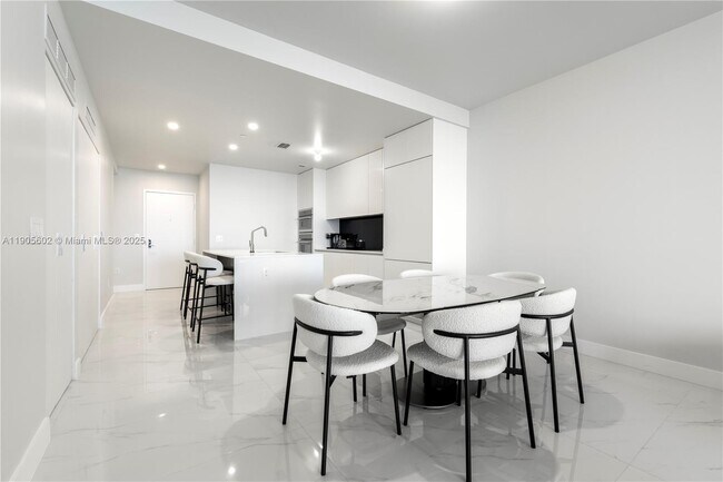 Building Photo - 700 NE 24th St