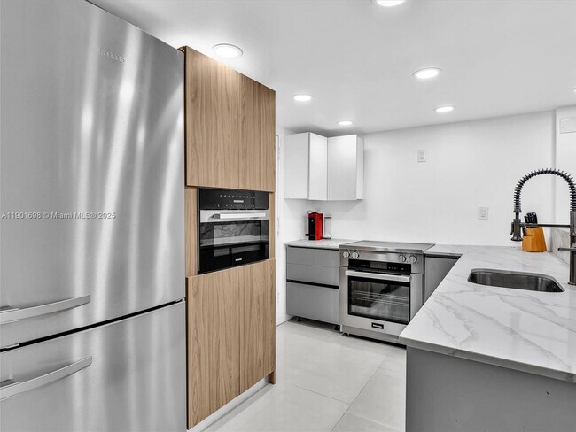 Building Photo - 10000 W Bay Harbor Dr