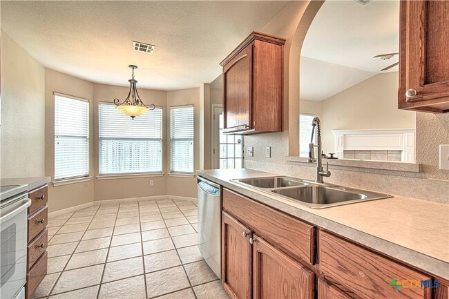 Building Photo - 5005 Warwicke Dr