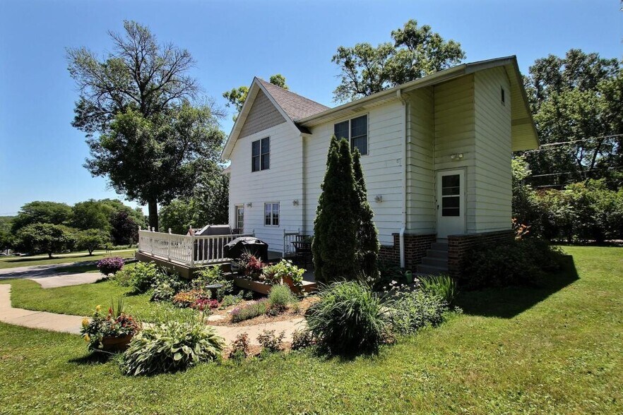 Upper unit in duplex - N40W27368 Glacier Rd