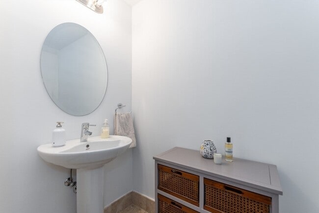 Building Photo - 769 Heath St