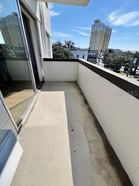 Building Photo - 406 W Azeele St