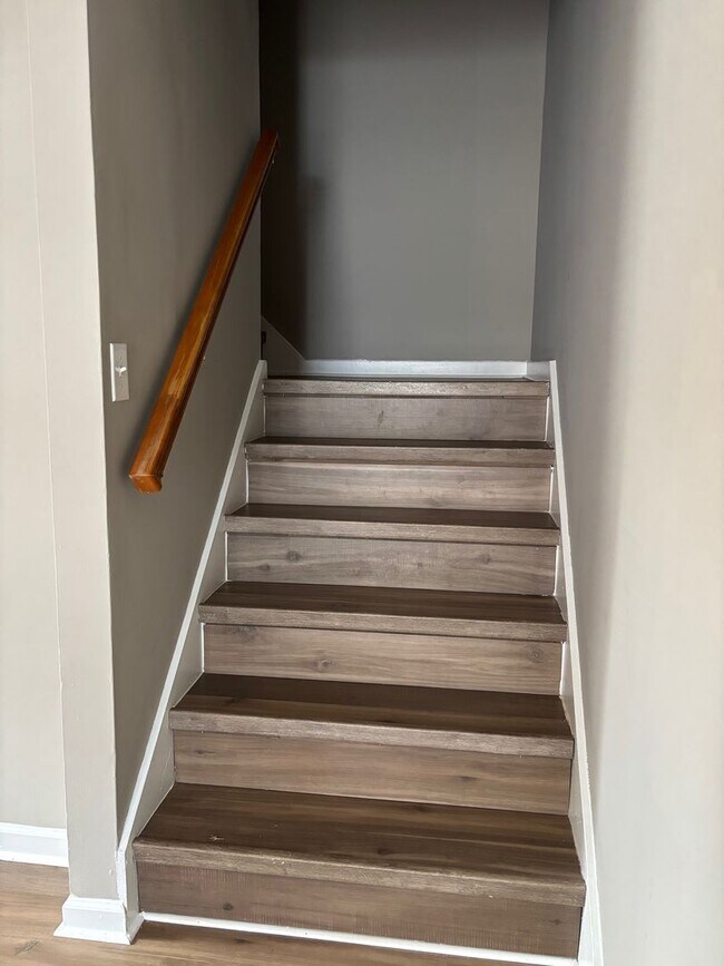 Building Photo - Beautiful 2 story townhome available in Asheboro!