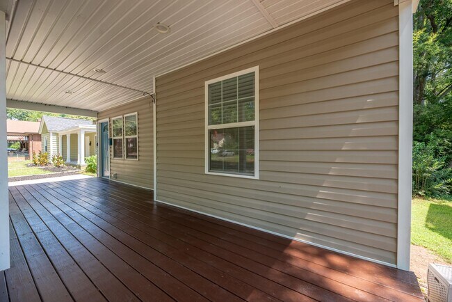 Building Photo - Renovated Home just minutes from Uptown!