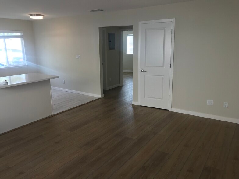 Building Photo - 1636 Queen Charlotte Dr