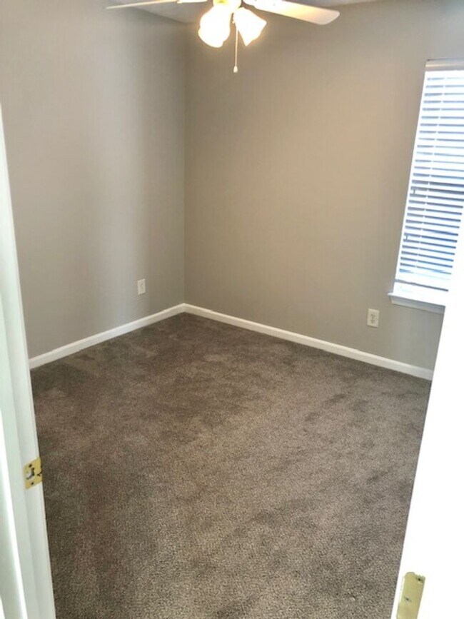 Building Photo - 4 bed, 2.5 Bath Home w/ 2 Car Garage in Franklin Green