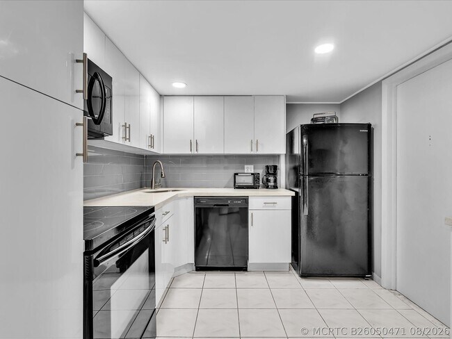 Building Photo - 1410 S Ocean Dr