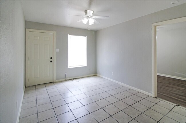 Primary Photo - 8029 Detroit St