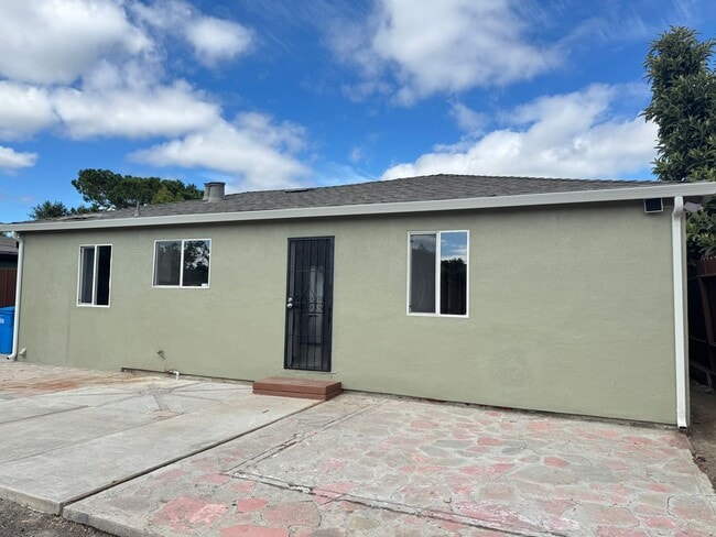 Building Photo - Charming 2 bedroom, 1 bathroom house