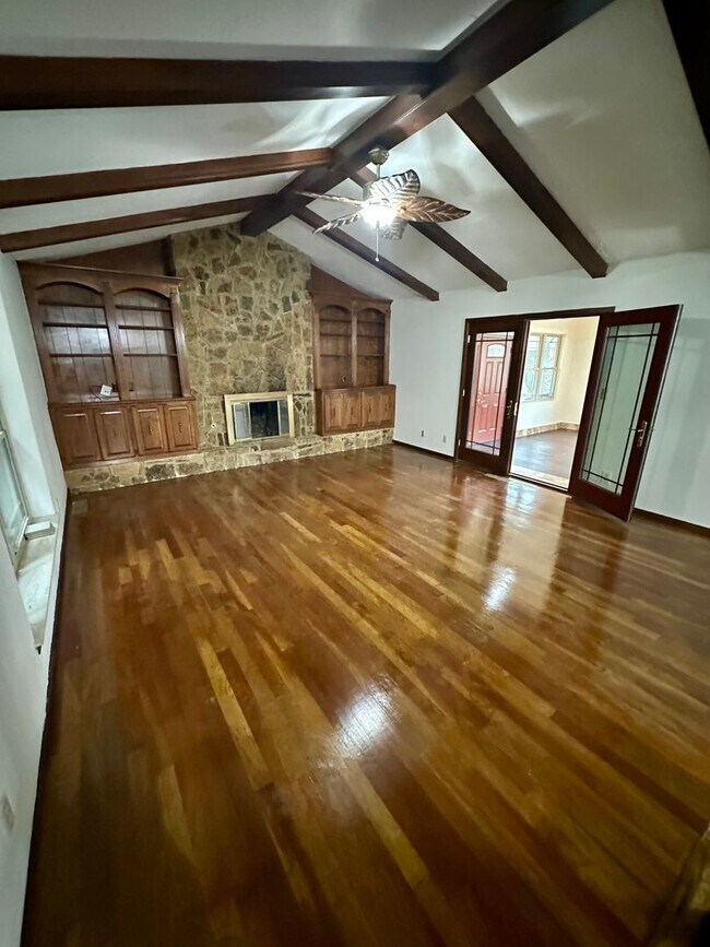 Building Photo - Immaculate major remodeled executive home ...