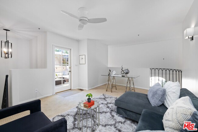 Building Photo - 930 N Doheny Dr
