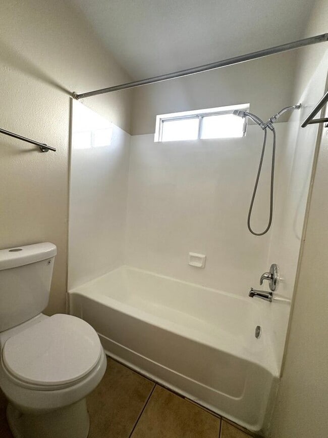 Building Photo - $500 Move In Special!2-bedroom, 1-bath apartment in Mesa, AZ