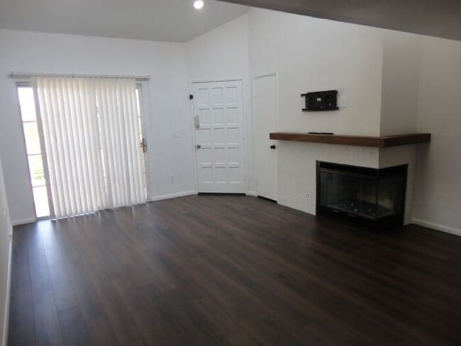 Building Photo - Gorgeous 2 + 2 Santa Fe Condo Valencia