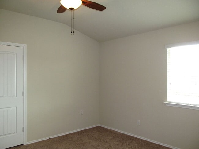 Building Photo - 3 BEDROOM NEAR STILLHOUSE HOLLOW LAKE