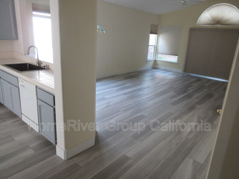 Building Photo - 121 Gilded Rock Cir