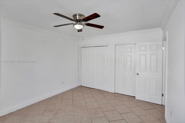 Building Photo - 713 Collins Ave