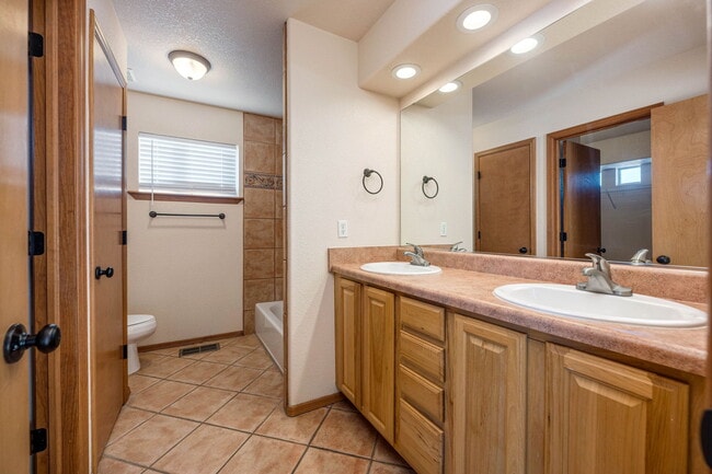 Building Photo - 2353 Saturn Cir