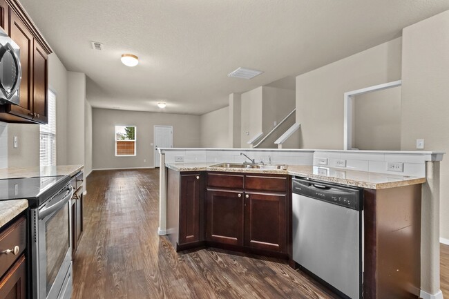 Building Photo - Beautiful home Located in desirable west F...