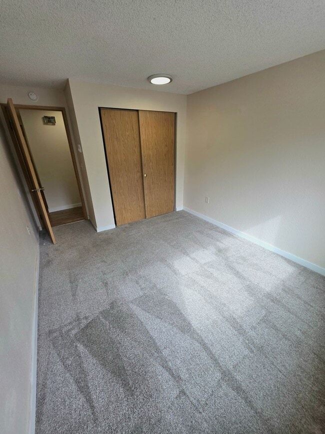 Building Photo - Renton Sunset Heights Condominiums - 2 bedroom 1 bathroom lower floor unit - Water, Sewer & Garba...