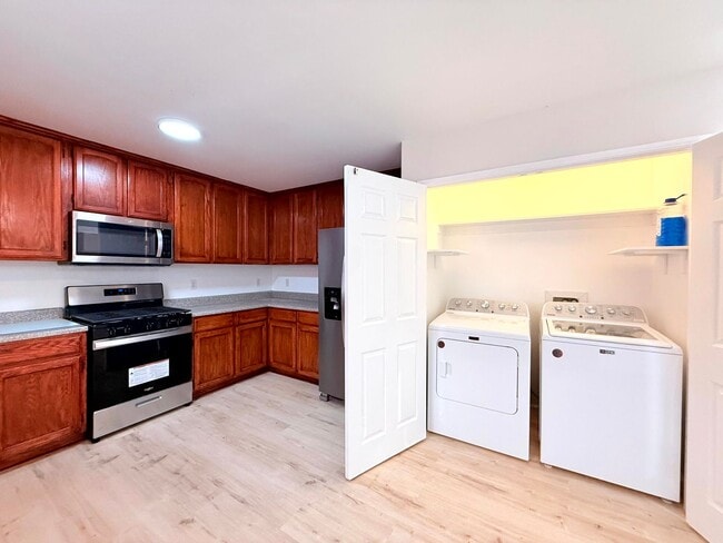 Building Photo - 762 W 21st St