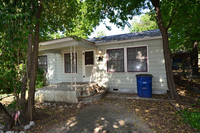 Building Photo - Funky East Side 2 Bedroom