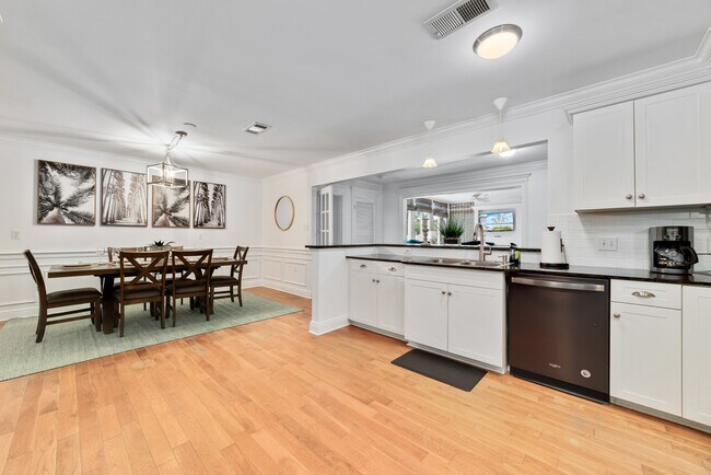 Building Photo - 2009 Wedgewood Cir