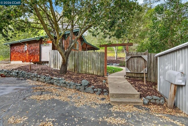 Building Photo - 261 Castle Hill Ranch Rd