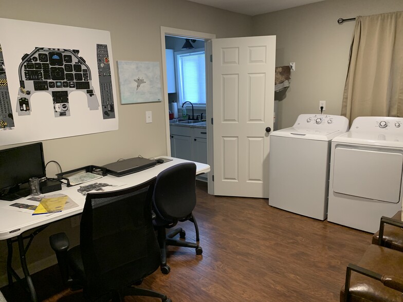 laundry room - 3412 Camellia Cir