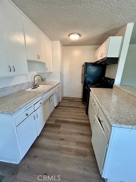 Building Photo - 685 E Vista Chino