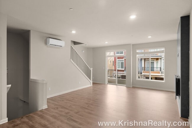 Building Photo - Lovely 3 BR | 2.5 BA Townhome | Hillsboro | Minutes from Orenco Station | Excellent Location!