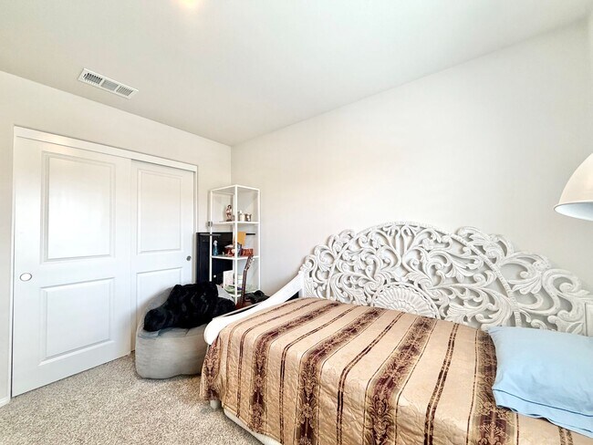 Building Photo - Modern 5 Bedroom 3 Bathroom Home in Tierra Del Sol with INCLUDED Solar & Low-Maintenance Living