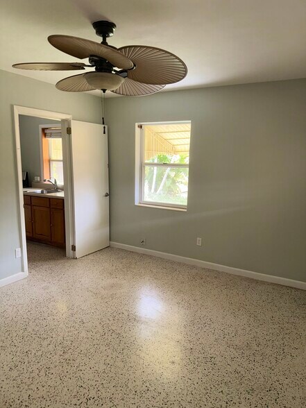 APT B ROOM 2 - 2929 Patterson Ave