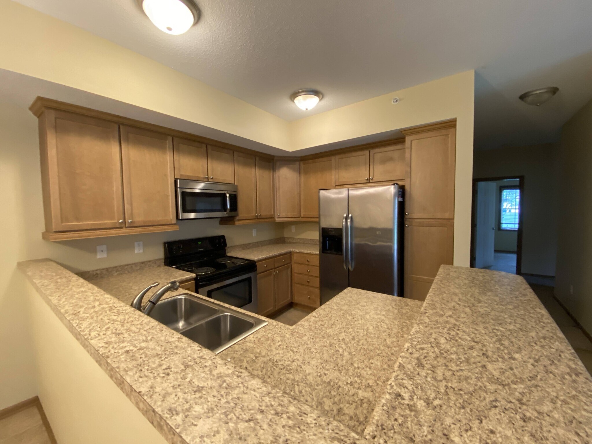 Building Photo - 2000 Meadow Ct