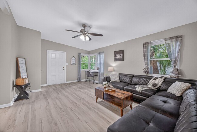 Building Photo - 901 S Madison Dr