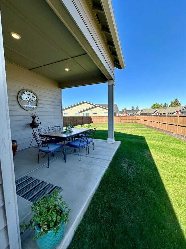 Building Photo - Gorgeous single-Level Pahlisch Home with a Fully Fenced Yard!