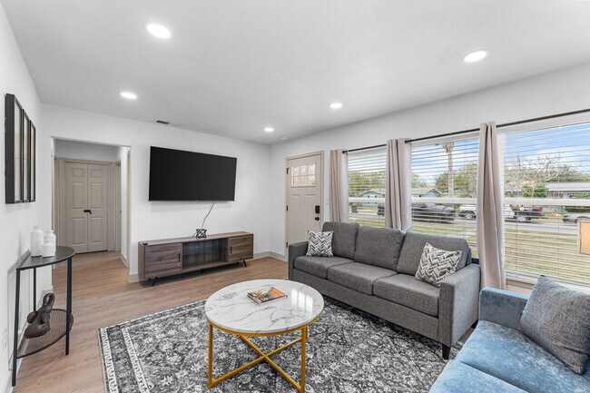 Building Photo - 4301 Sherwood Dr