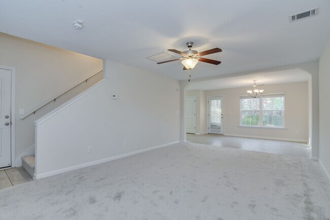 Building Photo - 703 Sycamore Ct