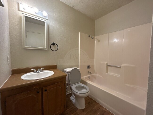 Building Photo - 2108 Carousel Dr