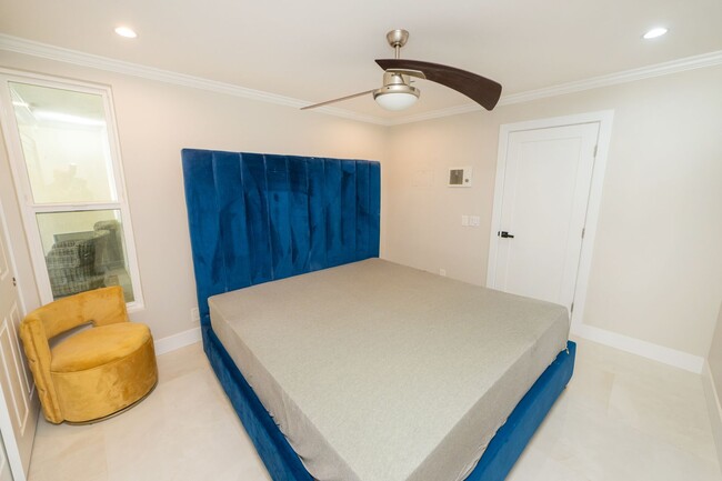 Building Photo - 1 Bedroom + Den / 1 Bath Condo w/ patio an...